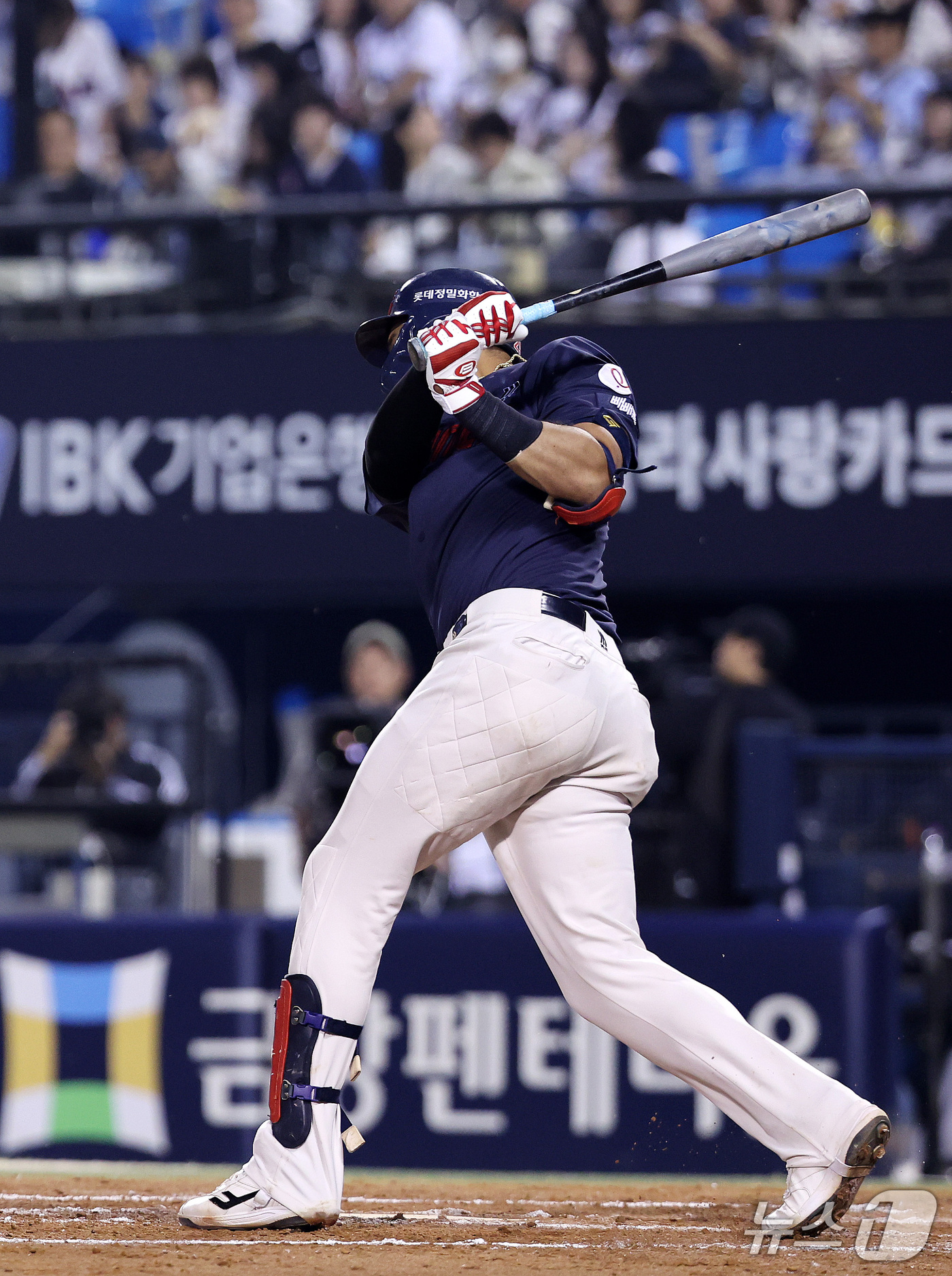 (서울=뉴스1) 박지혜 기자 = 12일 오후 서울 송파구 잠실야구장에서 열린 프로야구 '2026 신한은행 SOL KBO리그' 롯데 자이언츠와 두산 베어스의 경기 4회초 롯데 레이예 …