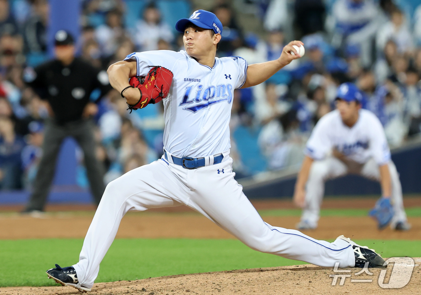 (대구=뉴스1) 공정식 기자 = 12일 오후 대구 삼성라이온즈파크에서 열린 프로야구 '2026 신한SOL KBO리그' KT 위즈와 삼성 라이온즈의 경기, 삼성 배찬승이 역투하고 있 …