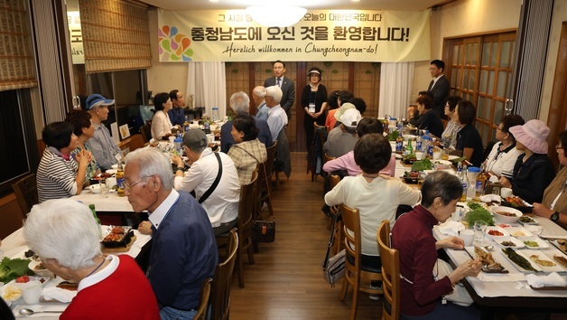 독일 간 충남방문단 만난 파독 근로자들 두달 만에 부여 찾아
