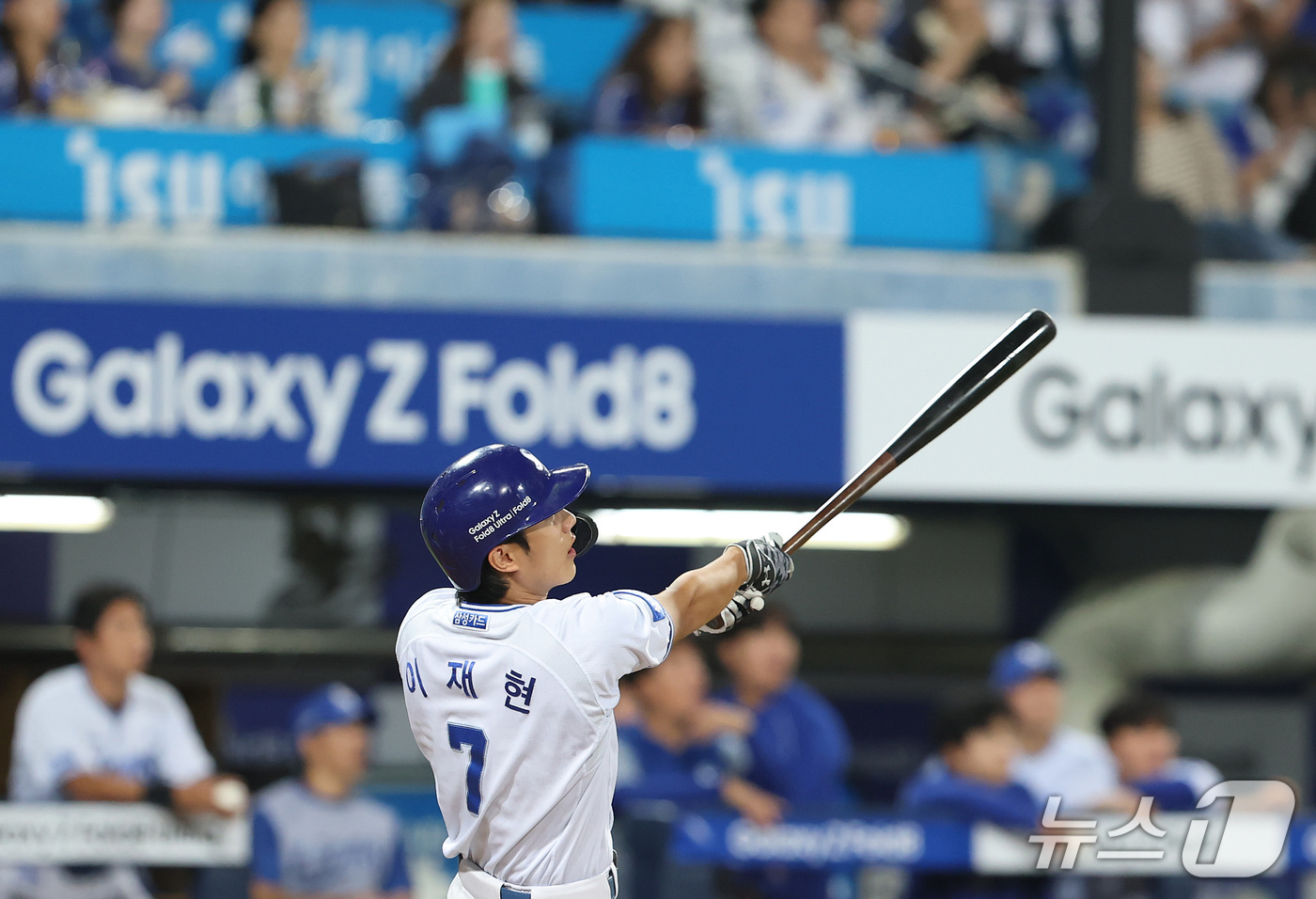 (대구=뉴스1) 공정식 기자 = 12일 오후 대구 삼성라이온즈파크에서 열린 프로야구 '2026 신한SOL KBO리그' KT 위즈와 삼성 라이온즈의 경기, 5회말 삼성 이재현이 중견 …
