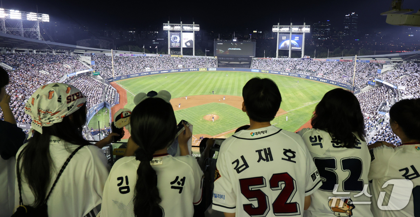 (서울=뉴스1) 박지혜 기자 = 12일 오후 서울 송파구 잠실야구장에서 열린 프로야구 '2026 신한은행 SOL KBO리그' 롯데 자이언츠와 두산 베어스의 경기에서 관중들이 올 시 …