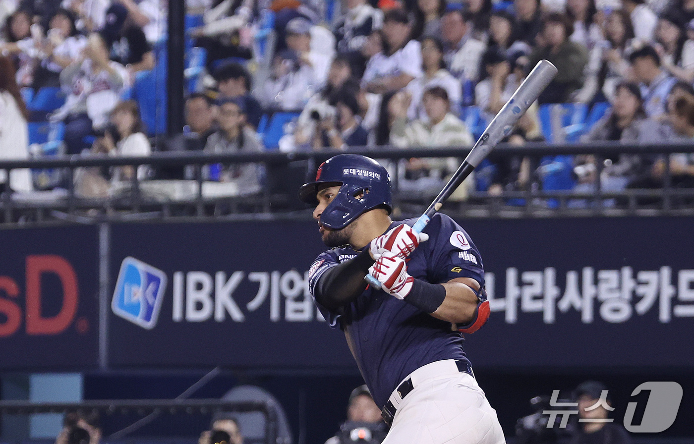 (서울=뉴스1) 박지혜 기자 = 12일 오후 서울 송파구 잠실야구장에서 열린 프로야구 '2026 신한은행 SOL KBO리그' 롯데 자이언츠와 두산 베어스의 경기에서 6회초 롯데 레 …