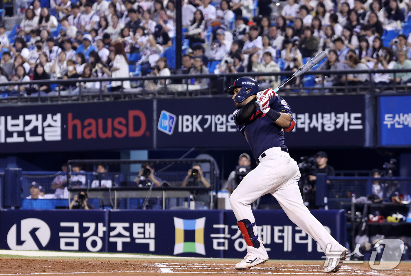 (서울=뉴스1) 박지혜 기자 = 12일 오후 서울 송파구 잠실야구장에서 열린 프로야구 '2026 신한은행 SOL KBO리그' 롯데 자이언츠와 두산 베어스의 경기에서 6회초 롯데 레 …