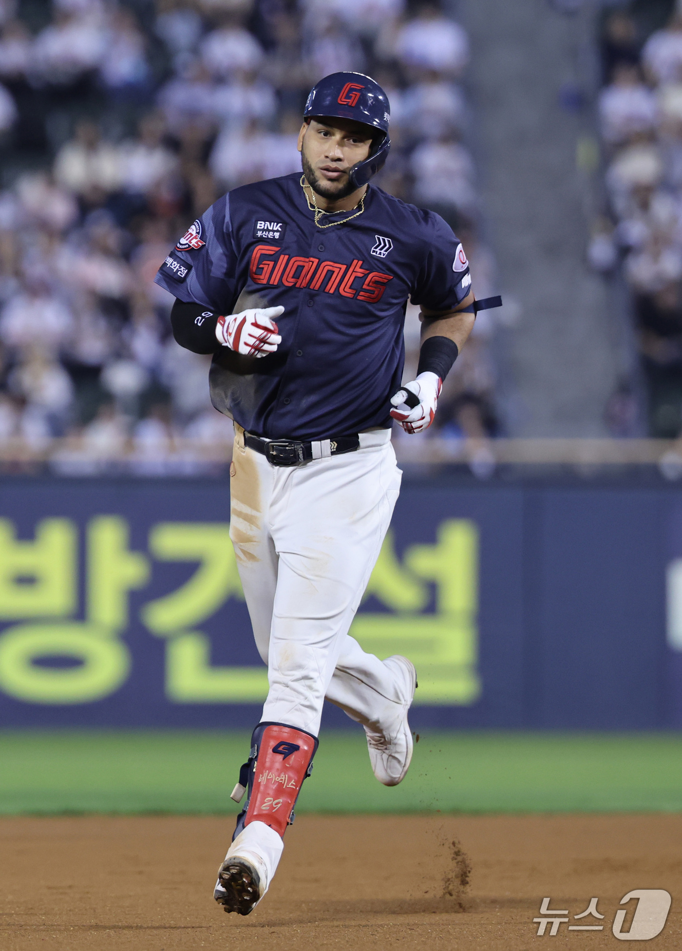 (서울=뉴스1) 박지혜 기자 = 12일 오후 서울 송파구 잠실야구장에서 열린 프로야구 '2026 신한은행 SOL KBO리그' 롯데 자이언츠와 두산 베어스의 경기에서 6회초 롯데 레 …