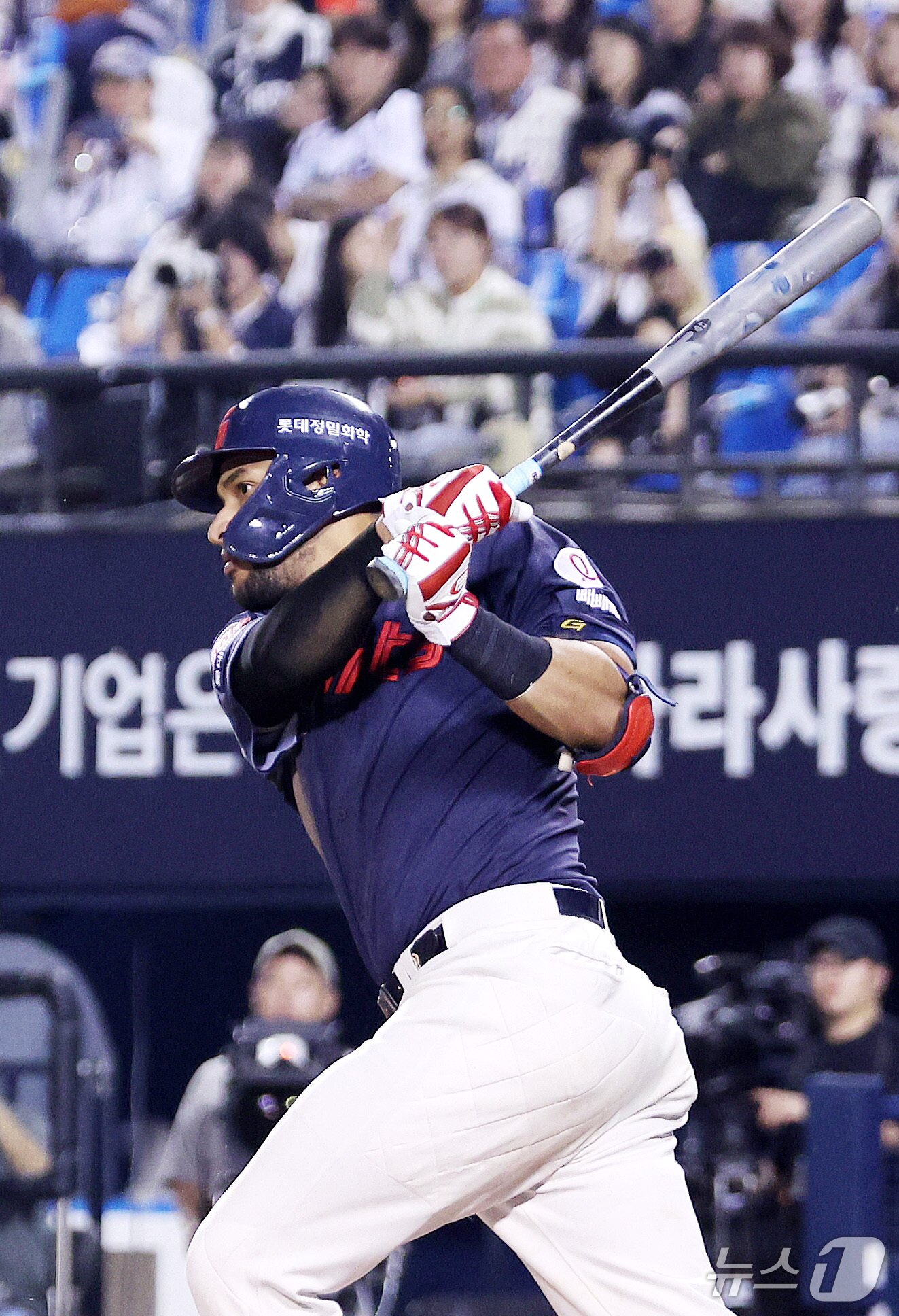 본문 이미지 - 12일 오후 서울 송파구 잠실야구장에서 열린 프로야구 '2026 신한은행 SOL KBO리그' 롯데 자이언츠와 두산 베어스의 경기에서 6회초 롯데 레이예스가 솔로 홈런을 치고 있다. 2026.10.12 ⓒ 뉴스1 박지혜 기자