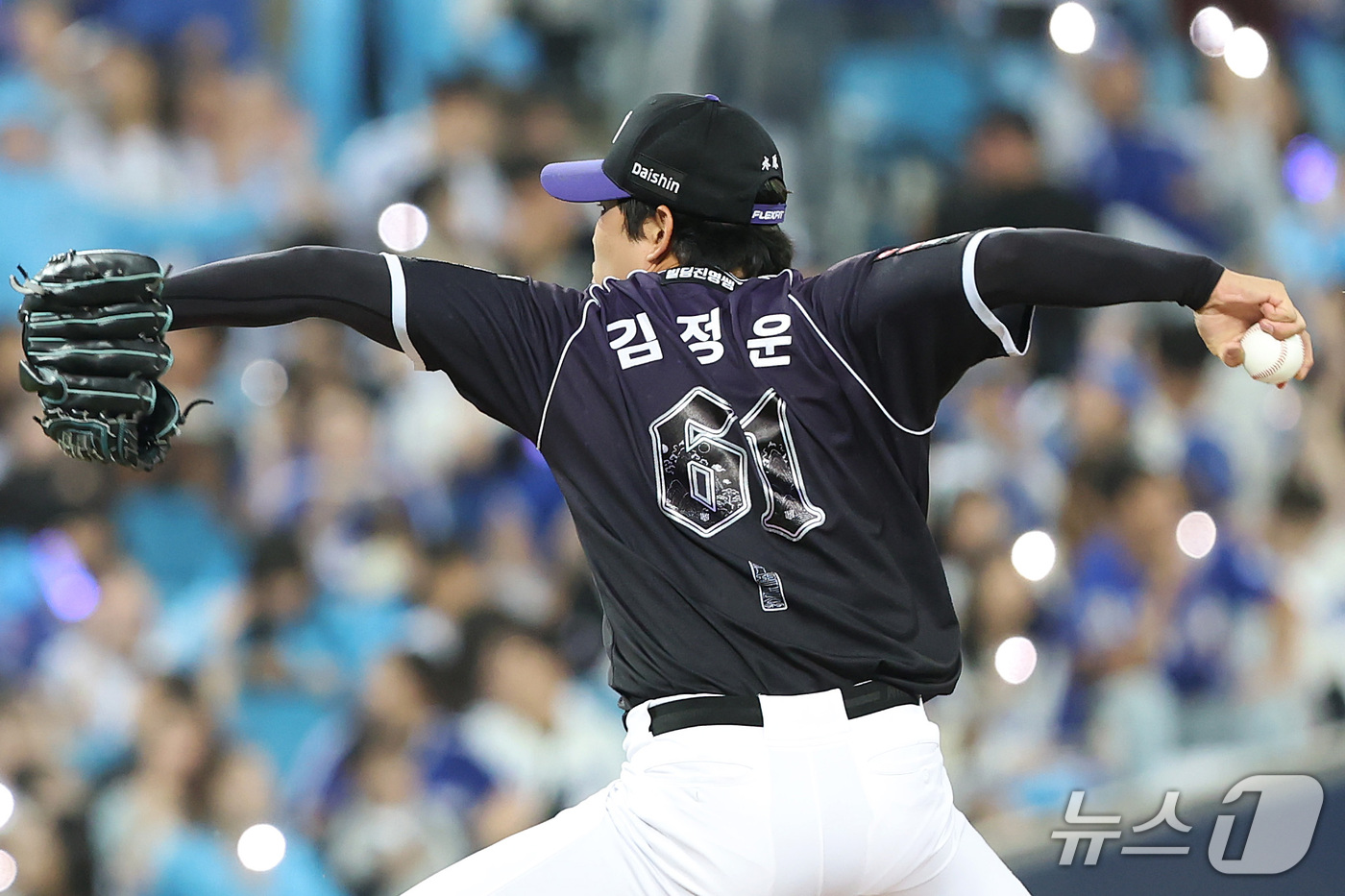 (대구=뉴스1) 공정식 기자 = 12일 오후 대구 삼성라이온즈파크에서 열린 프로야구 '2026 신한SOL KBO리그' KT 위즈와 삼성 라이온즈의 경기, 7회말 마운드에 오른 KT …