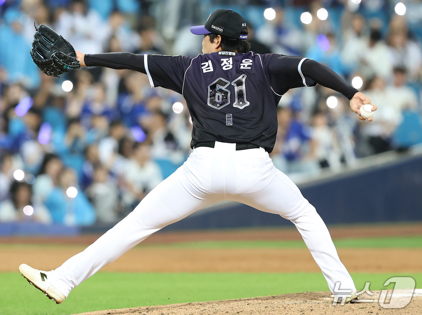 (대구=뉴스1) 공정식 기자 = 12일 오후 대구 삼성라이온즈파크에서 열린 프로야구 '2026 신한SOL KBO리그' KT 위즈와 삼성 라이온즈의 경기, 7회말 마운드에 오른 KT …