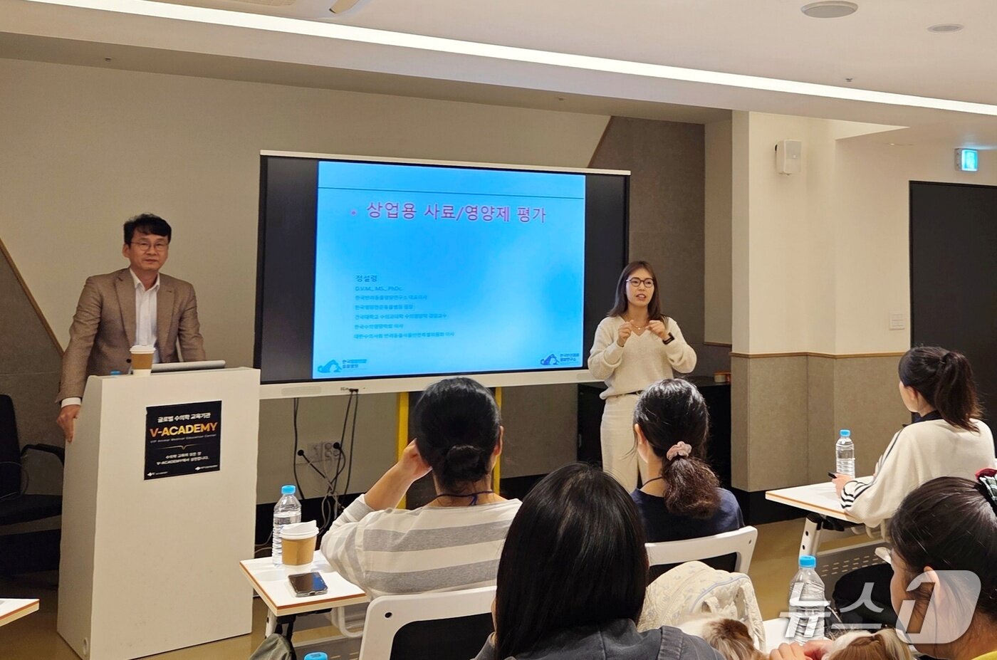 본문 이미지 - 12일 서울 강남구 VIP동물의료센터 청담점에서는 한국반려동물영양연구소와 독핏 임직원을 대상으로 '반려견 웰니스 케어 전문 세미나'가 열렸다. ⓒ