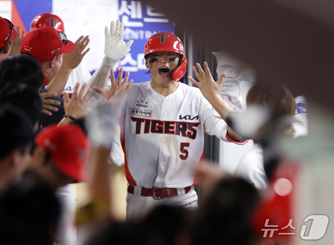 (서울=뉴스1) = 12일 광주기아챔피언스필드에서 열린 프로야구 '2026 신한SOL KBO리그' LG 트윈스와 KIA 타이거즈의 경기, KIA 김도영이 8회말 무사 1루에 역전 …