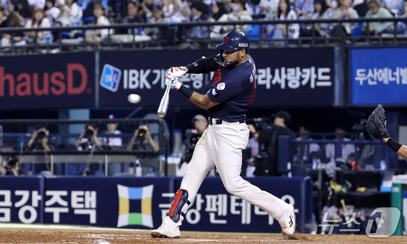 (서울=뉴스1) 박지혜 기자 = 12일 오후 서울 송파구 잠실야구장에서 열린 프로야구 '2026 신한은행 SOL KBO리그' 롯데 자이언츠와 두산 베어스의 경기 8회초 1사 1루 …