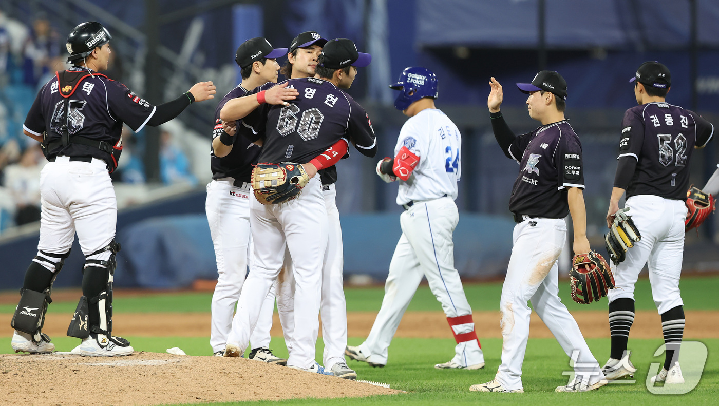 (대구=뉴스1) 공정식 기자 = 12일 오후 대구 삼성라이온즈파크에서 열린 프로야구 '2026 신한SOL KBO리그' KT 위즈와 삼성 라이온즈의 경기, 4대 2 승리를 거둔 KT …