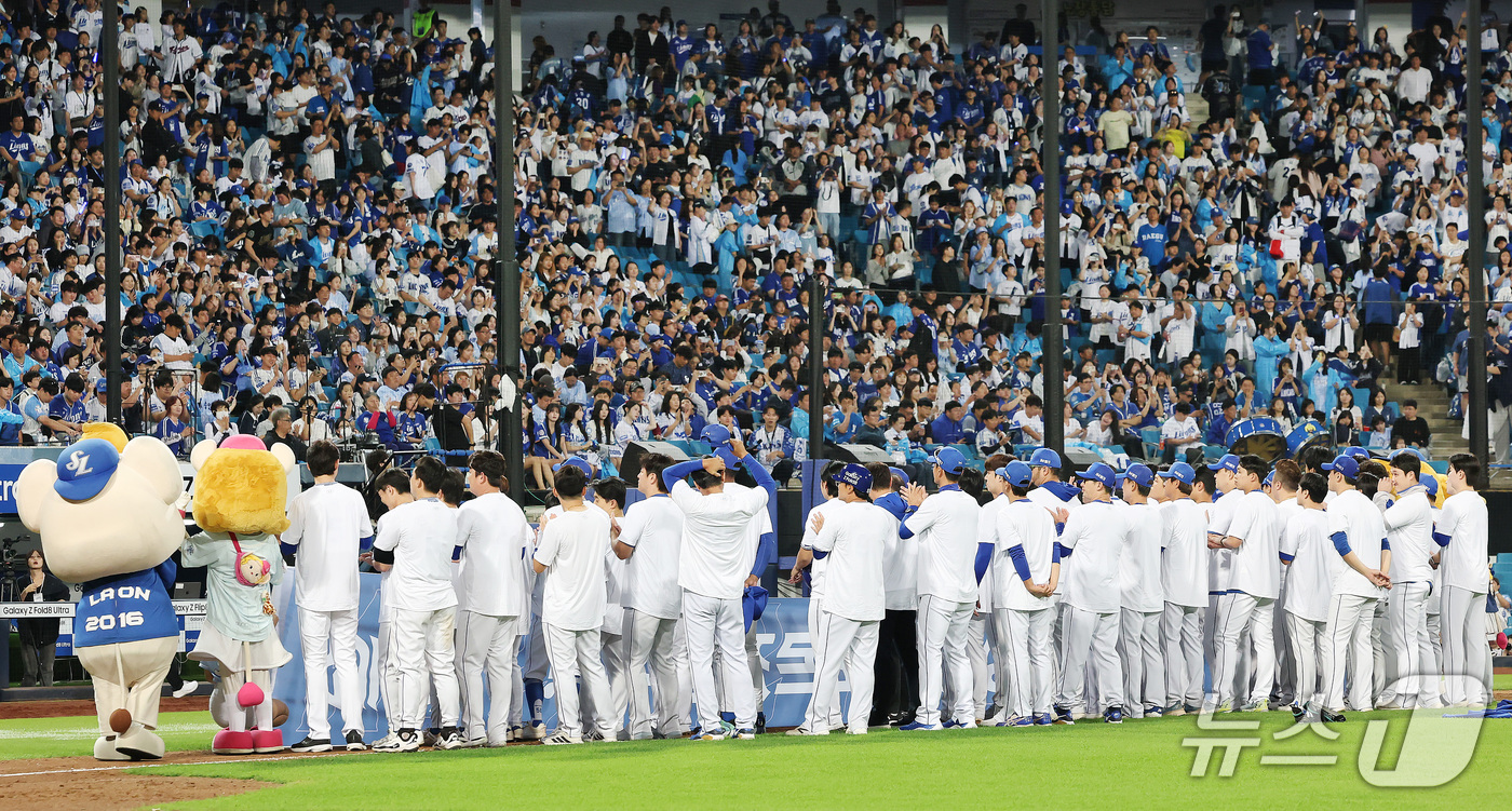(대구=뉴스1) 공정식 기자 = 12일 오후 대구 삼성라이온즈파크에서 열린 프로야구 '2026 신한SOL KBO리그' KT 위즈와 삼성 라이온즈의 경기, 삼성 선수단이 홈 관중석을 …