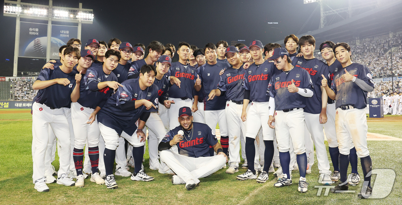 (서울=뉴스1) 박지혜 기자 = 12일 오후 서울 송파구 잠실야구장에서 열린 프로야구 '2026 신한은행 SOL KBO리그' 롯데 자이언츠와 두산 베어스의 정규시즌 최종전에서 7대 …