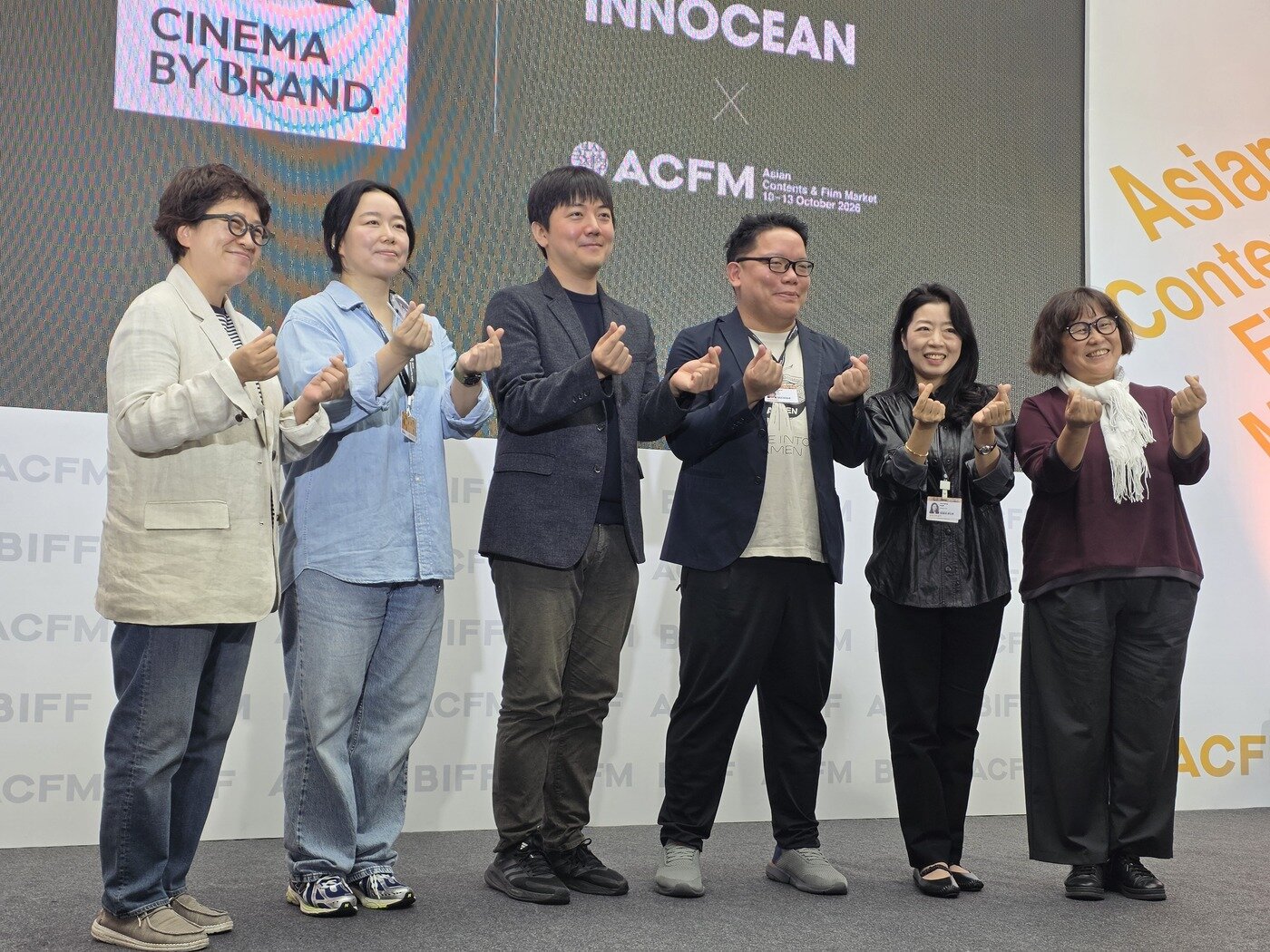 본문 이미지 - 12일 부산 해운대구 벡스코 제2전시장에서 열린 제31회 부산국제영화제 아시아콘텐츠&필름마켓(ACFM) 특별 세션에 참석자들이 기념 촬영을 하고 있다. 왼쪽부터 김정아 이노션 대표, 홍의정 감독, 이진호 감독, 에드문드 여 감독, 박지영 한화커뮤니케이션위원회 부사장, 김영덕 ACFM 위원장. 2026.10.12 ⓒ 뉴스1 정윤미 기자