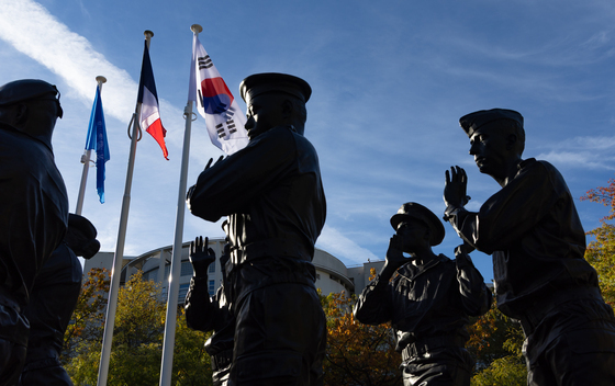 6·25전쟁 佛 전사자 267명 이름 새긴 추모비…'보이지 않는 관' 운구하는 군인들