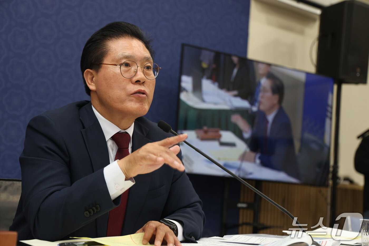 본문 이미지 -  12일(현지시간) 워싱턴DC 주미한국대사관에서 열린 국회 외교통일위원회 국정감사에서 국민의힘 송석준 감사반장이 발언하고 있다. 2026.10.12 (제공 워싱턴 공동취재단) 