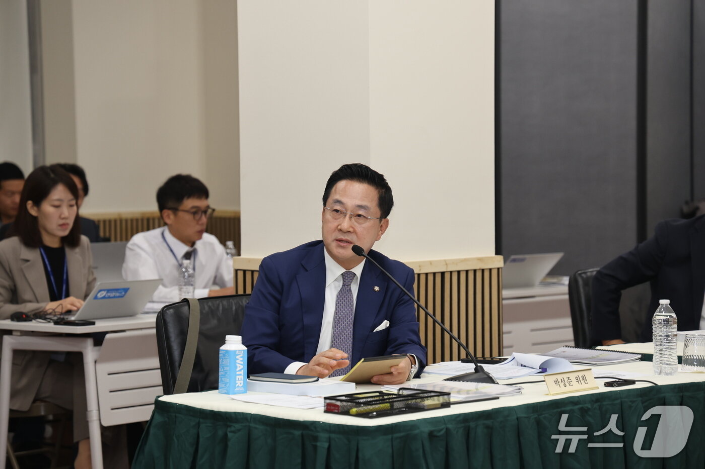 본문 이미지 -   12일(현지시간) 워싱턴DC 주미한국대사관에서 열린 국회 외교통일위원회 국정감사에서 박성준 더불어민주당 의원이 발언하고 있다. 2026.10.12 (제공 워싱턴 공동취재단)