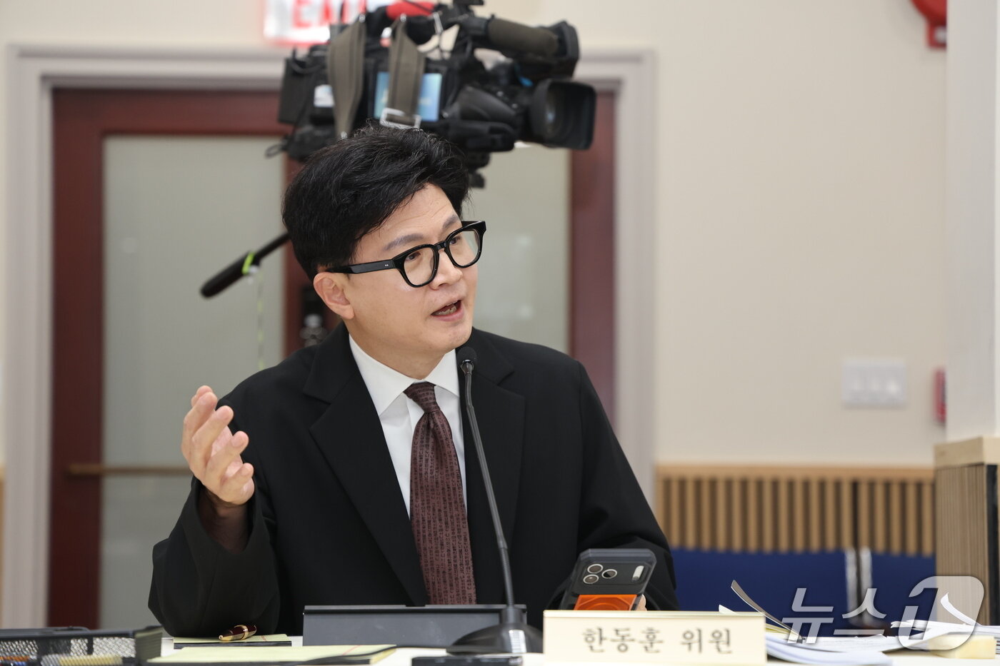 본문 이미지 -   12일(현지시간) 워싱턴DC 주미한국대사관에서 열린 국회 외교통일위원회 국정감사에서 한동훈 무소속 의원이 발언하고 있다. 2026.10.12 (제공 워싱턴 공동취재단)