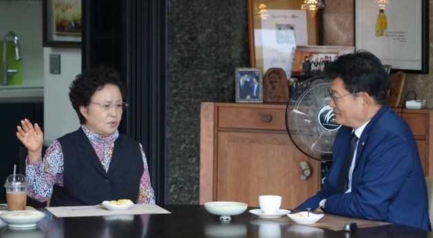 송영길 "권양숙 여사 '대통령 지켜달라'…추미애, 대통령과 대거리해서야"