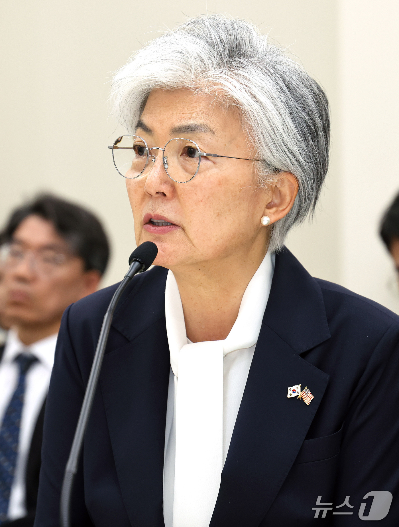 (워싱턴=뉴스1) 이훈철 특파원 = 강경화 주미한국대사가 12일(현지시간) 미국 워싱턴D.C 주미한국대사관에서 열린 국회 외교통일위원회 국정감사에서 질의에 답변하고 있다. (워싱턴 …