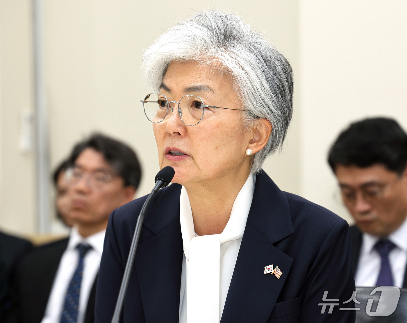(워싱턴=뉴스1) 이훈철 특파원 = 강경화 주미한국대사가 12일(현지시간) 미국 워싱턴D.C 주미한국대사관에서 열린 국회 외교통일위원회 국정감사에서 질의에 답변하고 있다. (워싱턴 …