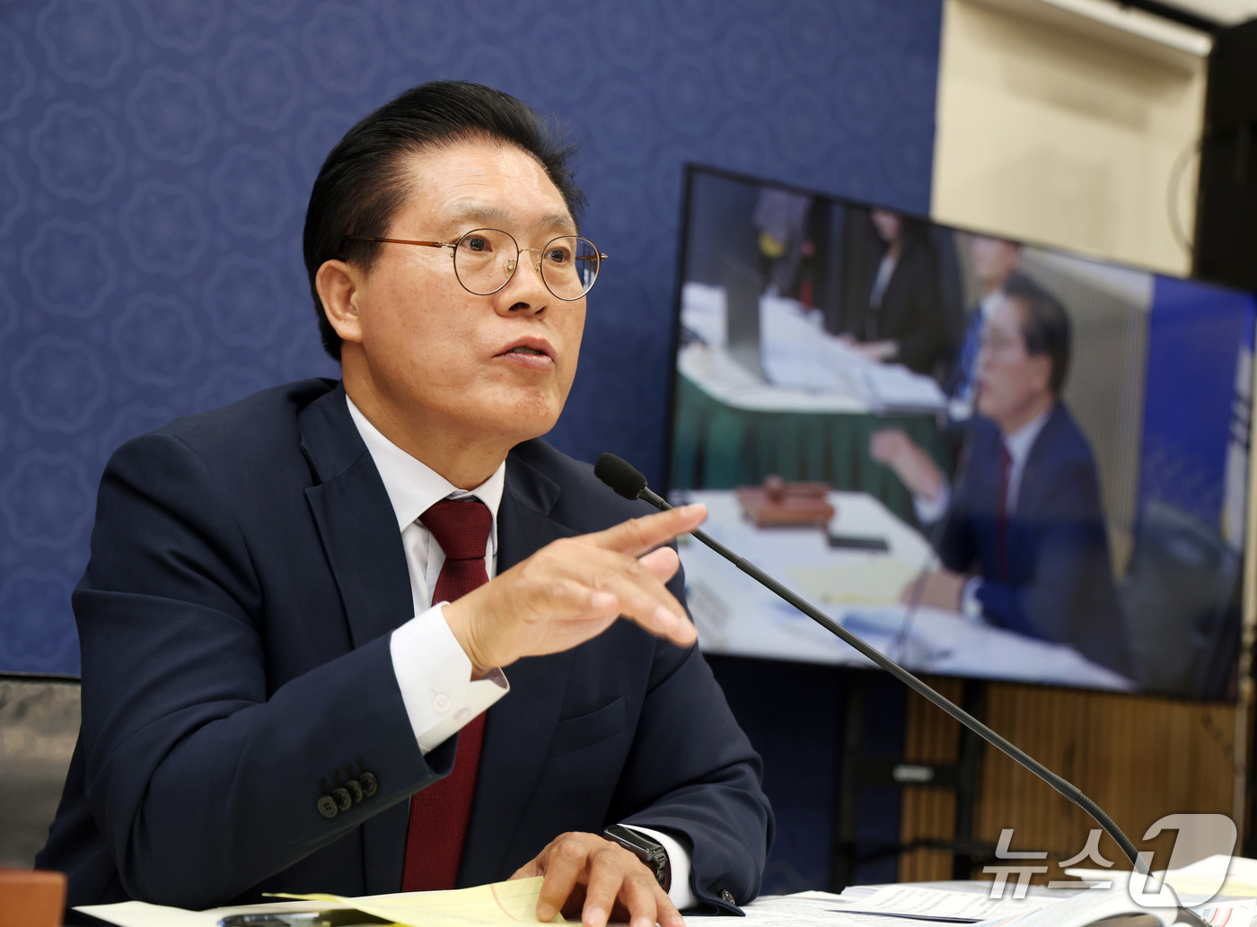 (워싱턴=뉴스1) 이훈철 특파원 = 송석준 국회 외교통일위원장이 12일(현지시간) 미국 워싱턴DC 주미한국대사관에서 열린 국정감사에서 발언하고 있다. (워싱턴 공동취재단) 2026 …