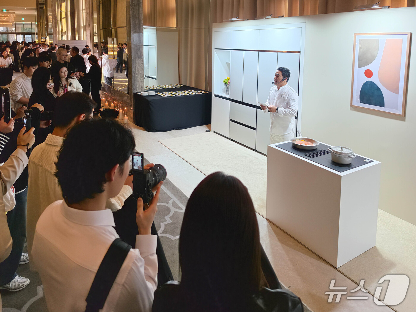 (서울=뉴스1) = 삼성전자가 지난 12일 인천 파라다이스시티에서 열린 글로벌 미식 행사 '라 리스트(La Liste) 2027 코리아 어워즈'에 공식 파트너사로 참가, AI 기술 …