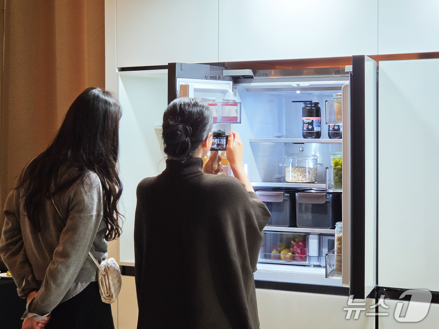 (서울=뉴스1) = 삼성전자가 지난 12일 인천 파라다이스시티에서 열린 글로벌 미식 행사 '라 리스트(La Liste) 2027 코리아 어워즈'에 공식 파트너사로 참가, AI 기술 …