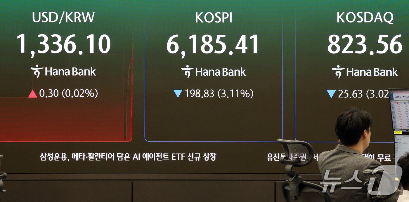 본문 이미지 - 13일 오전 서울 중구 하나은행 본점 딜링룸 전광판에 코스피 등 개장 시황이 표시되고 있다. 2026.10.13 ⓒ 뉴스1 김진환 기자