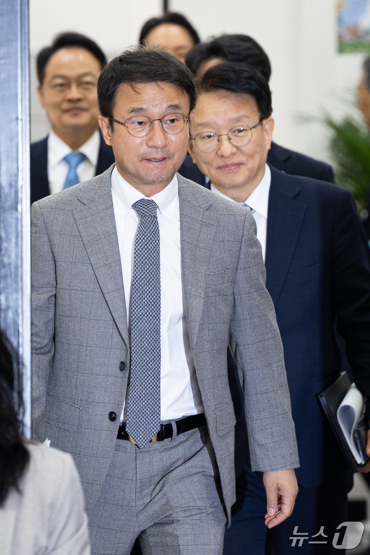 (서울=뉴스1) 유승관 기자 = 한병도 더불어민주당 원내대표를 비롯한 원내지도부가 13일 서울 여의도 국회에서 열린 국정감사 대책회의에 참석하고 있다. 2026.10.13/뉴스1
