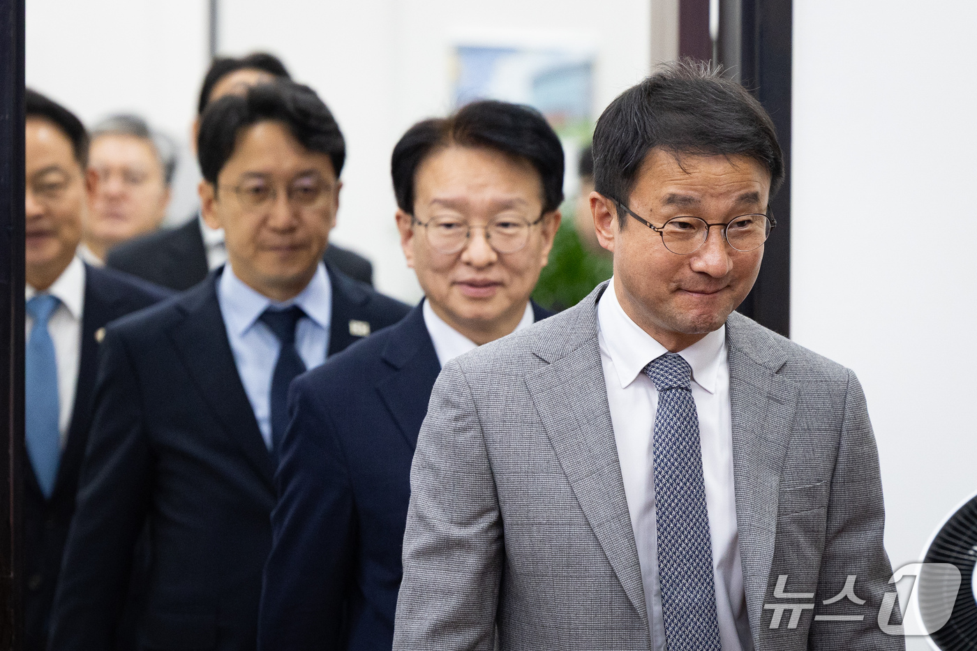(서울=뉴스1) 유승관 기자 = 한병도 더불어민주당 원내대표를 비롯한 원내지도부가 13일 서울 여의도 국회에서 열린 국정감사 대책회의에 참석하고 있다. 2026.10.13/뉴스1