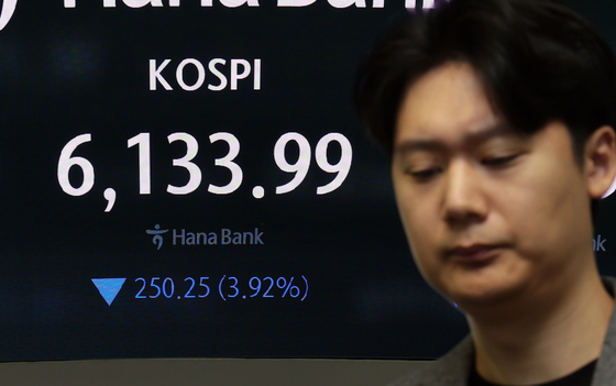 한미반도체 10% 급락…中 CXMT 쇼크 장비주 동반 약세[핫종목]