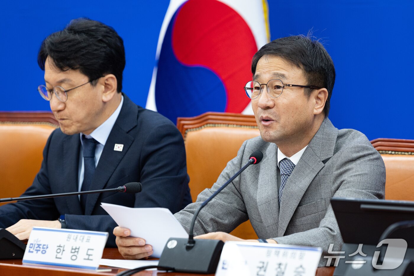 본문 이미지 - 한병도 더불어민주당 원내대표가 13일 서울 여의도 국회에서 열린 국정감사 대책회의에서 발언하고 있다. 왼쪽은 천준호 원내운영수석부대표. 2026.10.13 ⓒ 뉴스1 유승관 기자