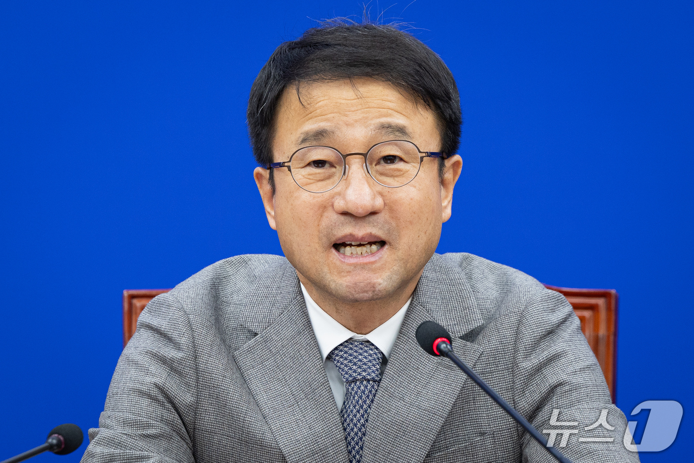 (서울=뉴스1) 유승관 기자 = 한병도 더불어민주당 원내대표가 13일 서울 여의도 국회에서 열린 국정감사 대책회의에서 발언하고 있다. 2026.10.13/뉴스1