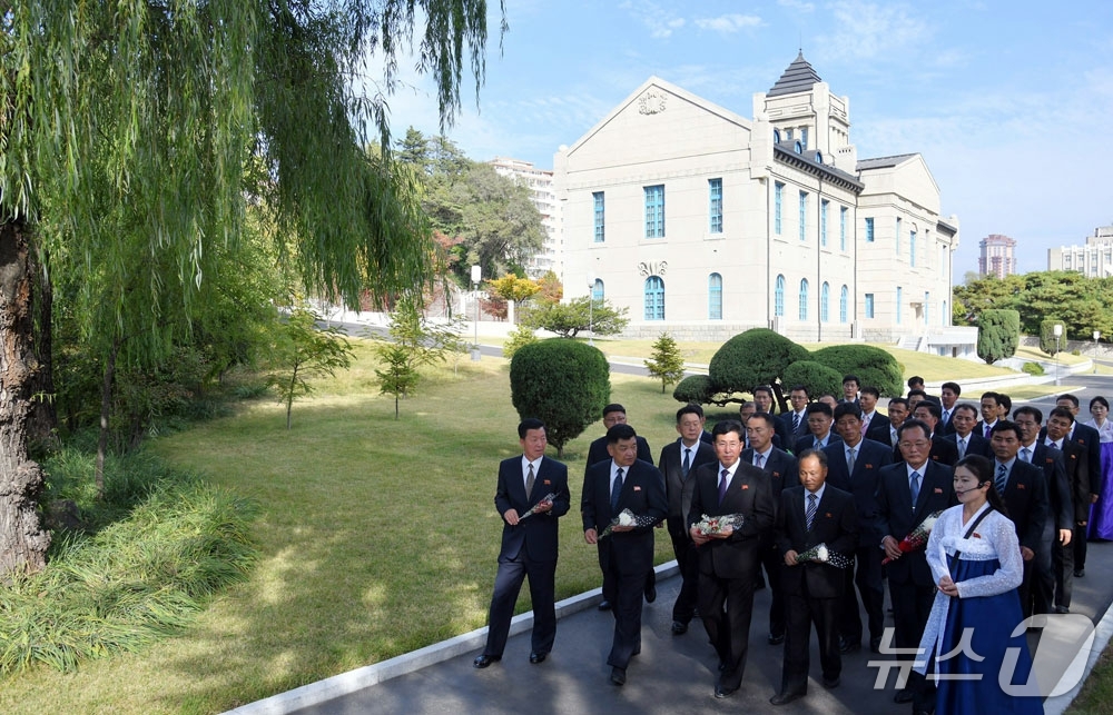 (평양 노동신문=뉴스1) = 북한 노동당 기관지 노동신문은 13일 조선 노동당 창건 81주년 'ㅌ.ㄷ'(타도제국주의동맹) 결성 100주년을 맞아 직총중앙위원회 일꾼들이 12일 당창 …