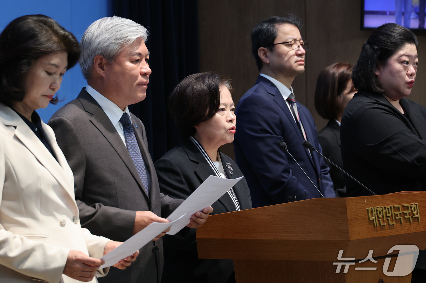 (서울=뉴스1) 신웅수 기자 = 정춘생 의원을 비롯한 조국혁신당 의원들이 13일 서울 여의도 국회 소통관에서 조희대 대법원장 공수처 고발 기자회견을 하고 있다. 2026.10.13 …