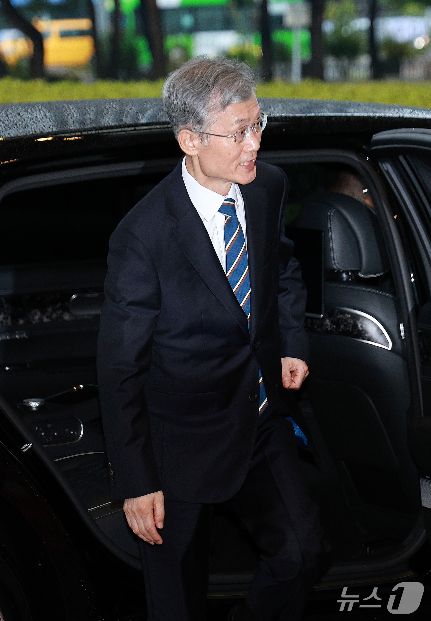 (서울=뉴스1) 이호윤 기자 = 조희대 대법원장이 13일 서울 서초구 대법원으로 출근하고 있다. 2026.10.13/뉴스1