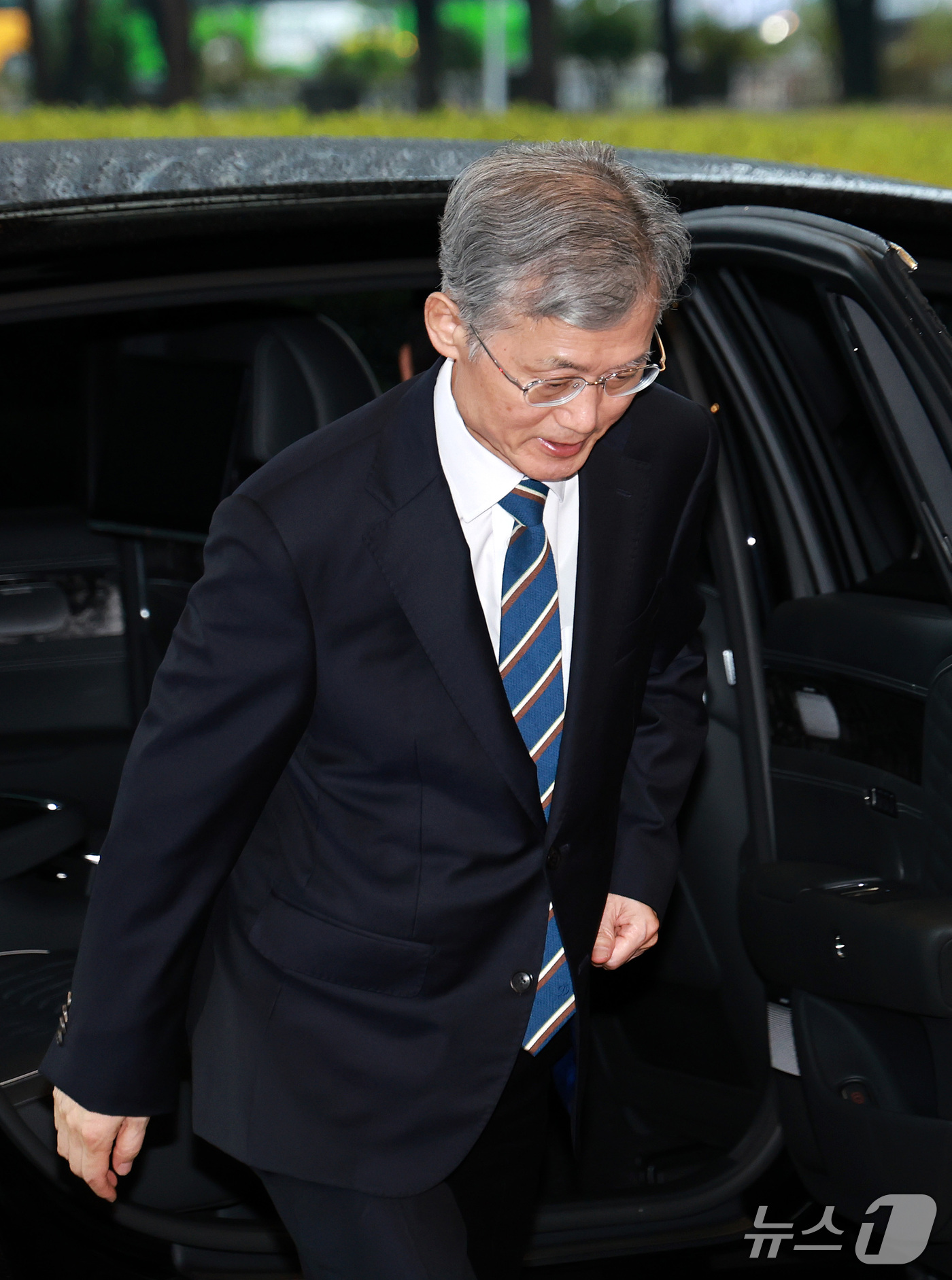 (서울=뉴스1) 이호윤 기자 = 조희대 대법원장이 13일 서울 서초구 대법원으로 출근하고 있다. 2026.10.13/뉴스1