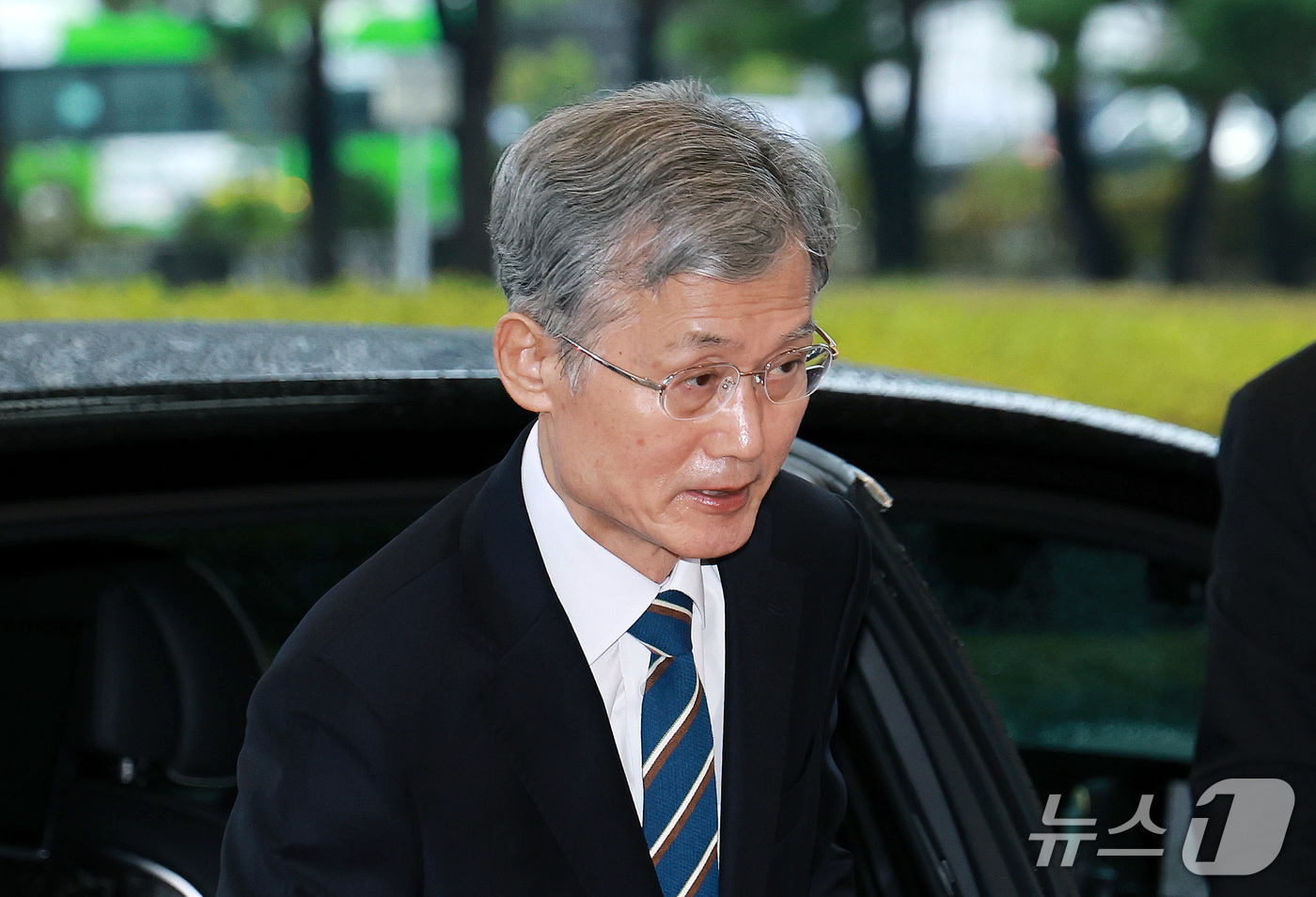 (서울=뉴스1) 이호윤 기자 = 조희대 대법원장이 13일 서울 서초구 대법원으로 출근하고 있다. 2026.10.13/뉴스1