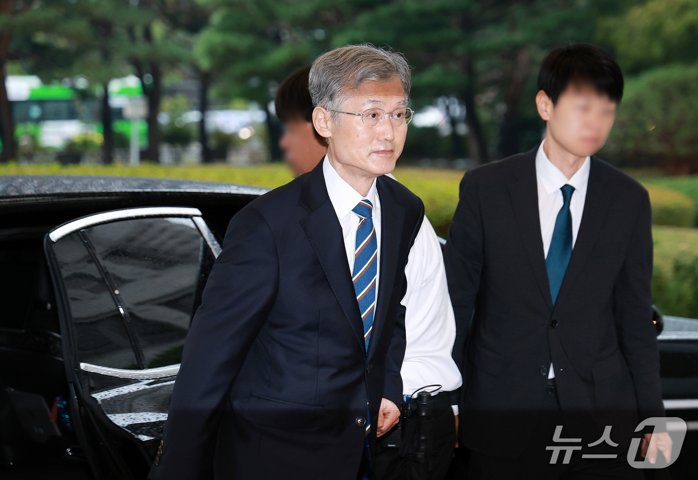 (서울=뉴스1) 이호윤 기자 = 조희대 대법원장이 13일 서울 서초구 대법원으로 출근하고 있다. 2026.10.13/뉴스1