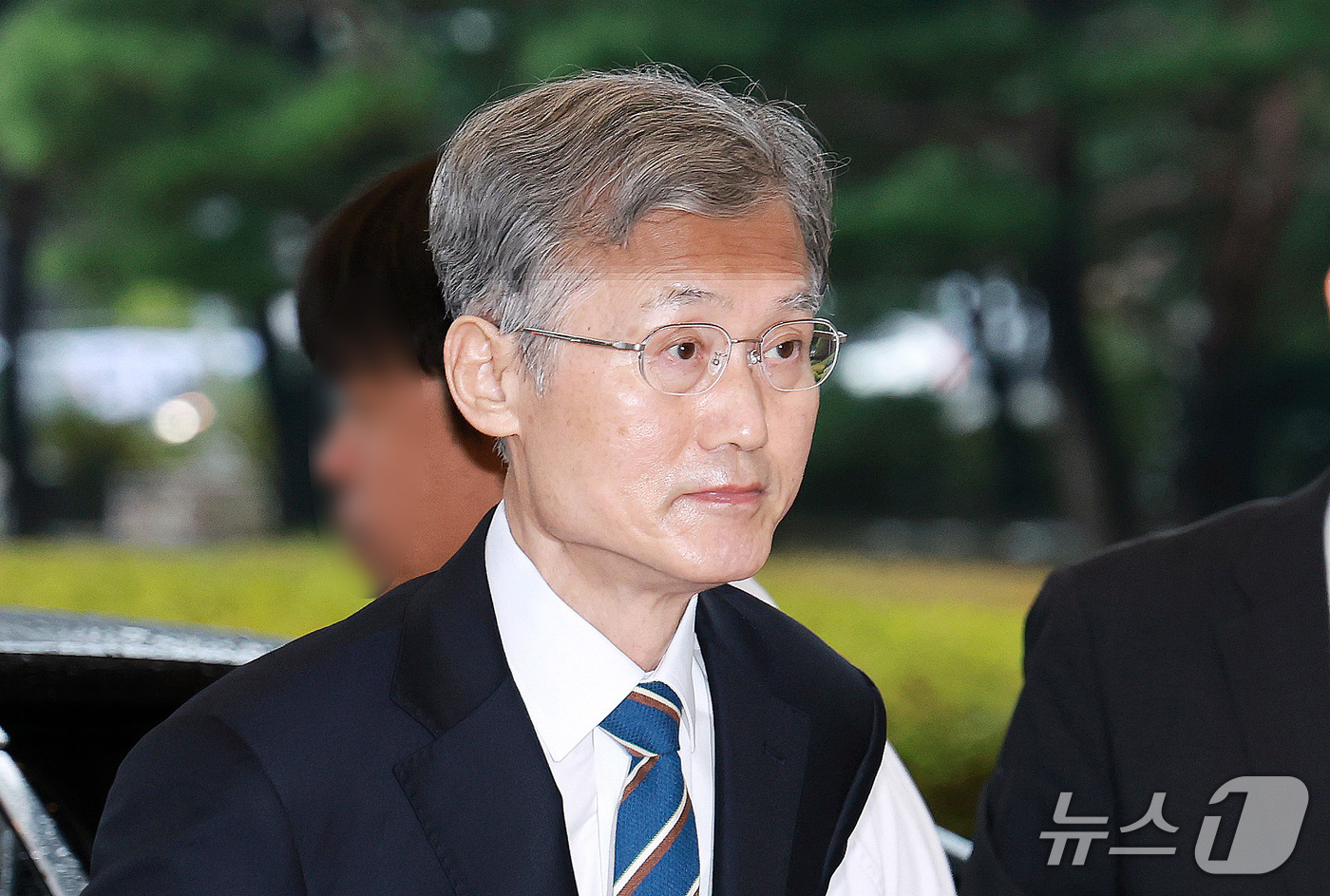 (서울=뉴스1) 이호윤 기자 = 조희대 대법원장이 13일 서울 서초구 대법원으로 출근하고 있다. 2026.10.13/뉴스1