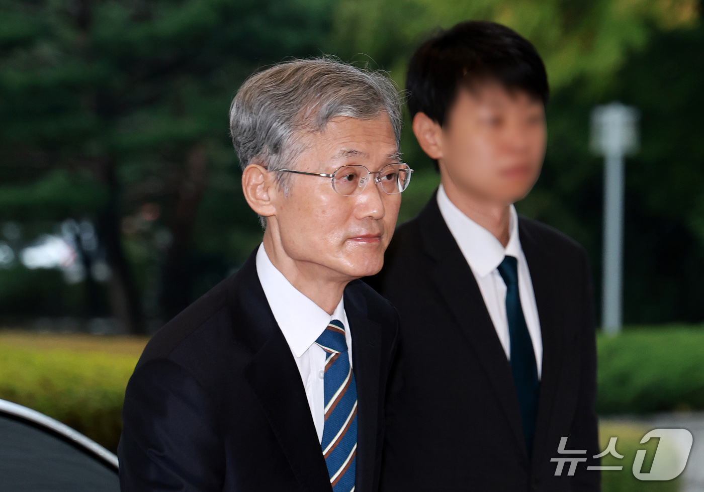 (서울=뉴스1) 이호윤 기자 = 조희대 대법원장이 13일 서울 서초구 대법원으로 출근하고 있다. 2026.10.13/뉴스1