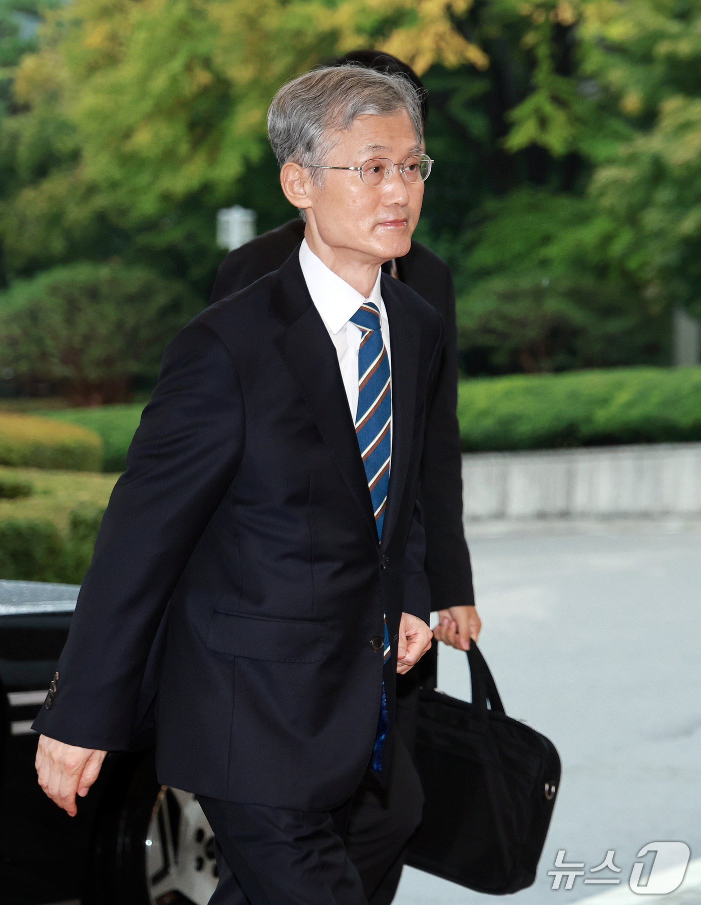 (서울=뉴스1) 이호윤 기자 = 조희대 대법원장이 13일 서울 서초구 대법원으로 출근하고 있다. 2026.10.13/뉴스1