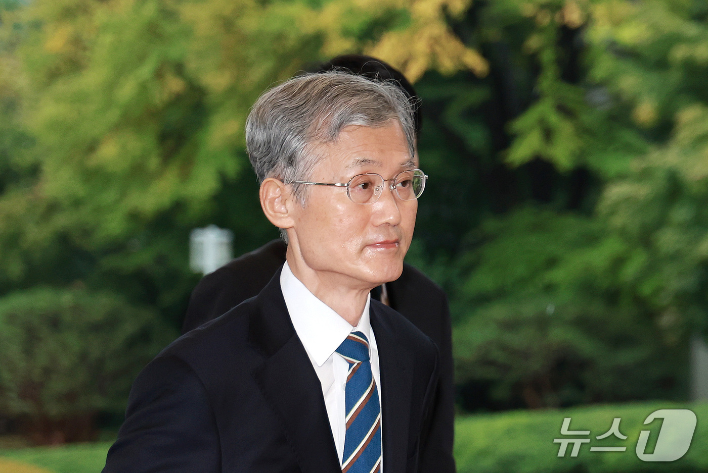 (서울=뉴스1) 이호윤 기자 = 조희대 대법원장이 13일 서울 서초구 대법원으로 출근하고 있다. 2026.10.13/뉴스1