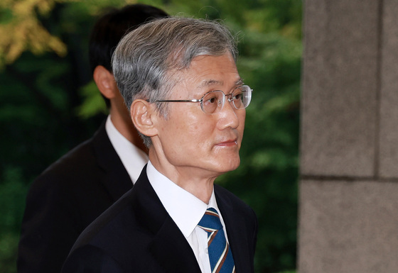 출근하는 조희대 대법원장