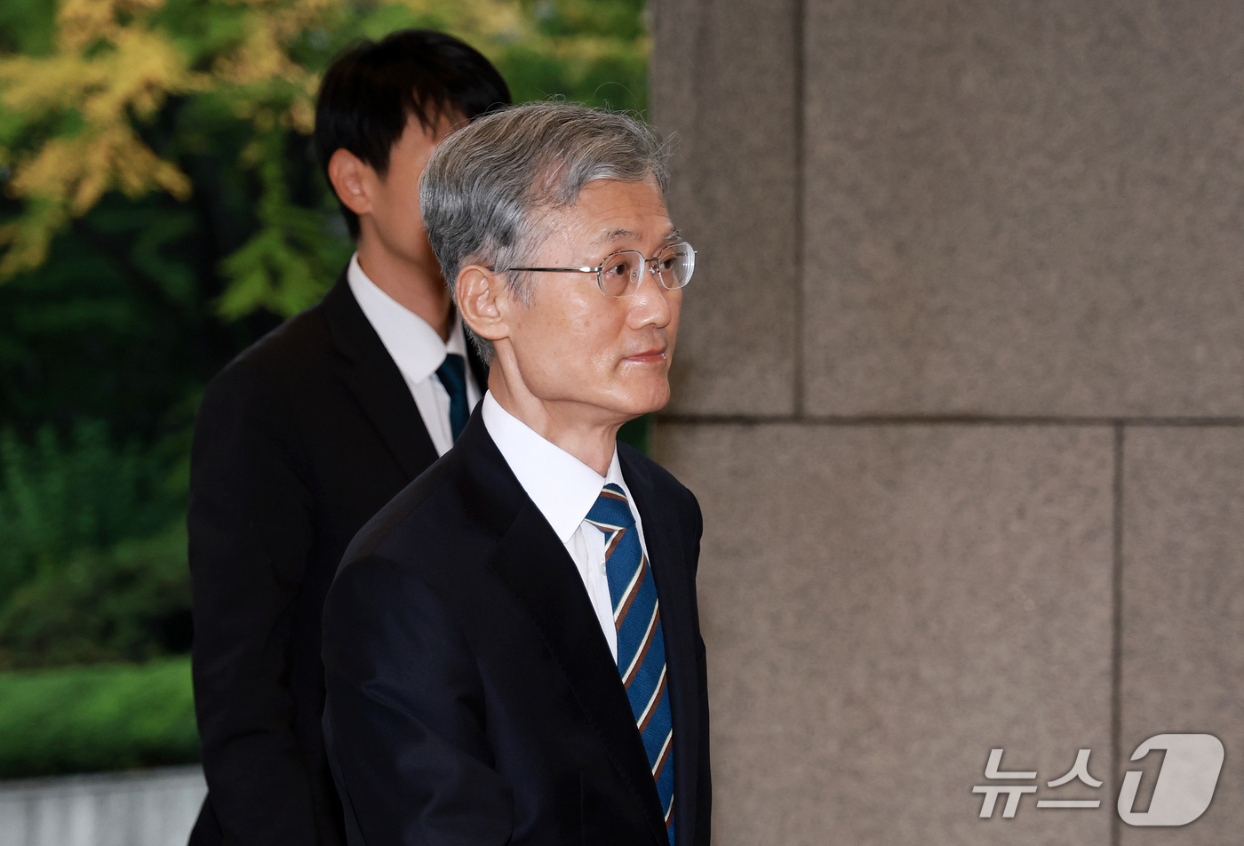 (서울=뉴스1) 이호윤 기자 = 조희대 대법원장이 13일 서울 서초구 대법원으로 출근하고 있다. 2026.10.13/뉴스1