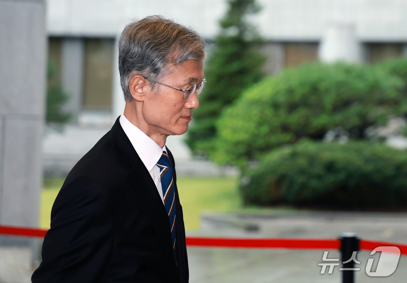 (서울=뉴스1) 이호윤 기자 = 조희대 대법원장이 13일 서울 서초구 대법원으로 출근하고 있다. 2026.10.13/뉴스1
