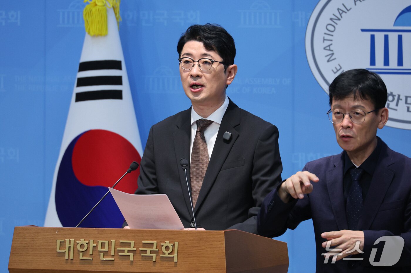 본문 이미지 - 주진우 국민의힘 의원이 13일 서울 여의도 국회 소통관에서 이재명 대통령에 대한 '골프 특검법' 발의 기자회견을 하고 있다. 2026.10.13 ⓒ 뉴스1 신웅수 기자