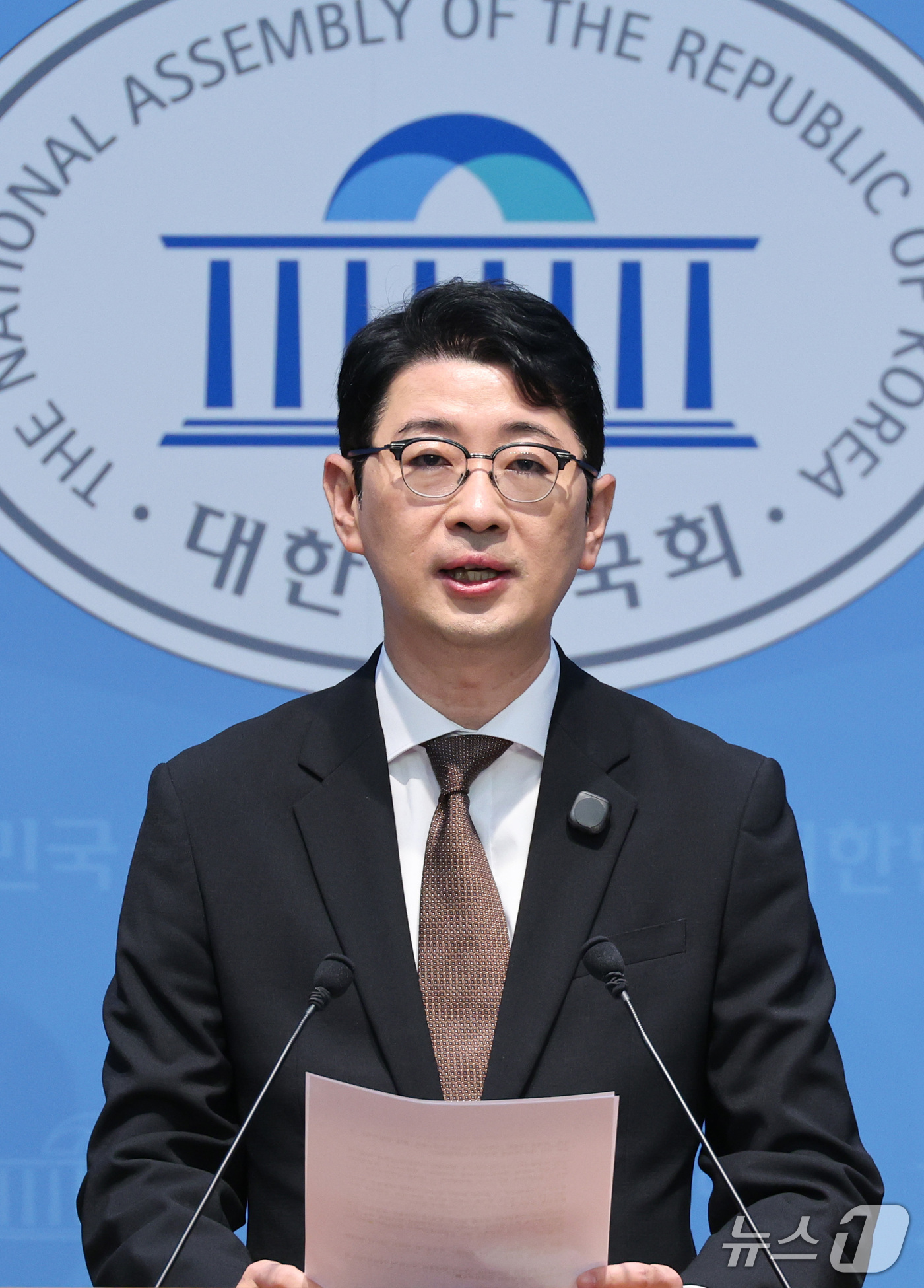 (서울=뉴스1) 신웅수 기자 = 주진우 국민의힘 의원이 13일 서울 여의도 국회 소통관에서 이재명 대통령에 대한 '골프 특검법' 발의 기자회견을 하고 있다. 2026.10.13/뉴 …