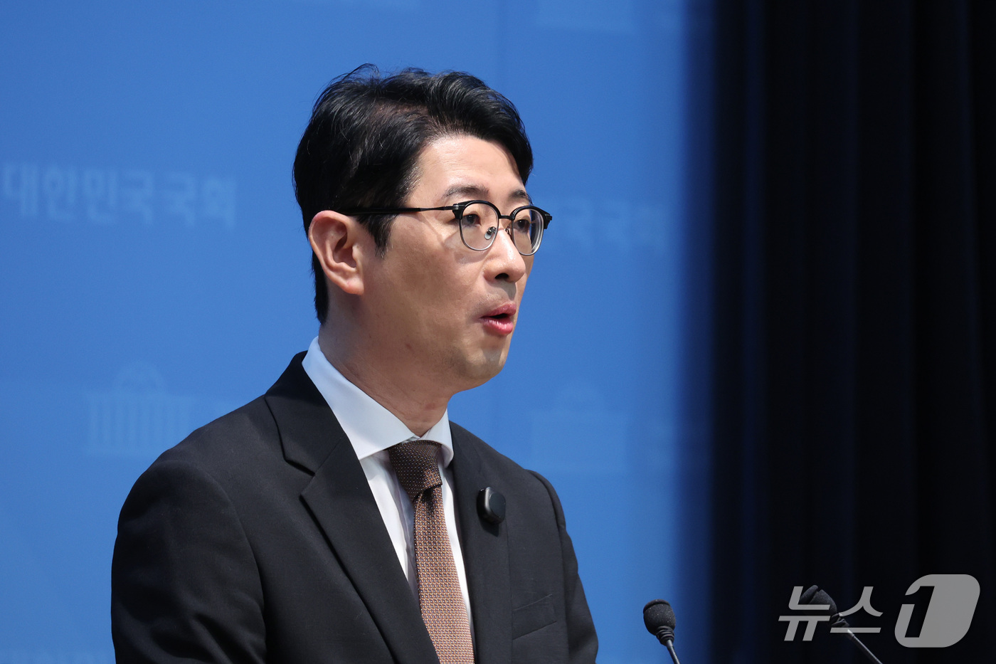 (서울=뉴스1) 신웅수 기자 = 주진우 국민의힘 의원이 13일 서울 여의도 국회 소통관에서 이재명 대통령에 대한 '골프 특검법' 발의 기자회견을 하고 있다. 2026.10.13/뉴 …